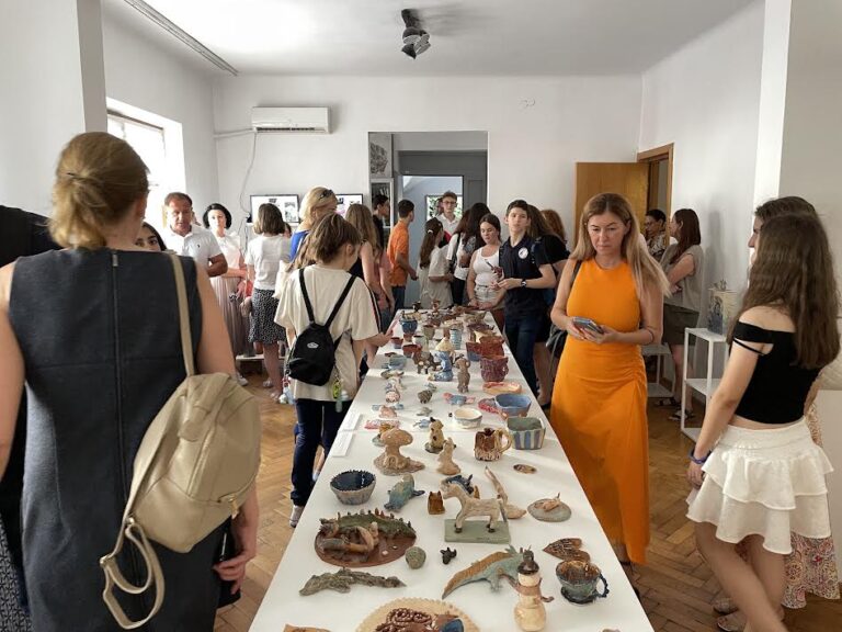 Ceramică și literatură la două școli din Capitală. Obiectele, expuse la Centrul de Arte Vizuale