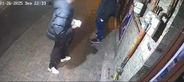 Furt de 65.000 de lei, de pe stradă. FOTO: captură imagini cameră supraveghere