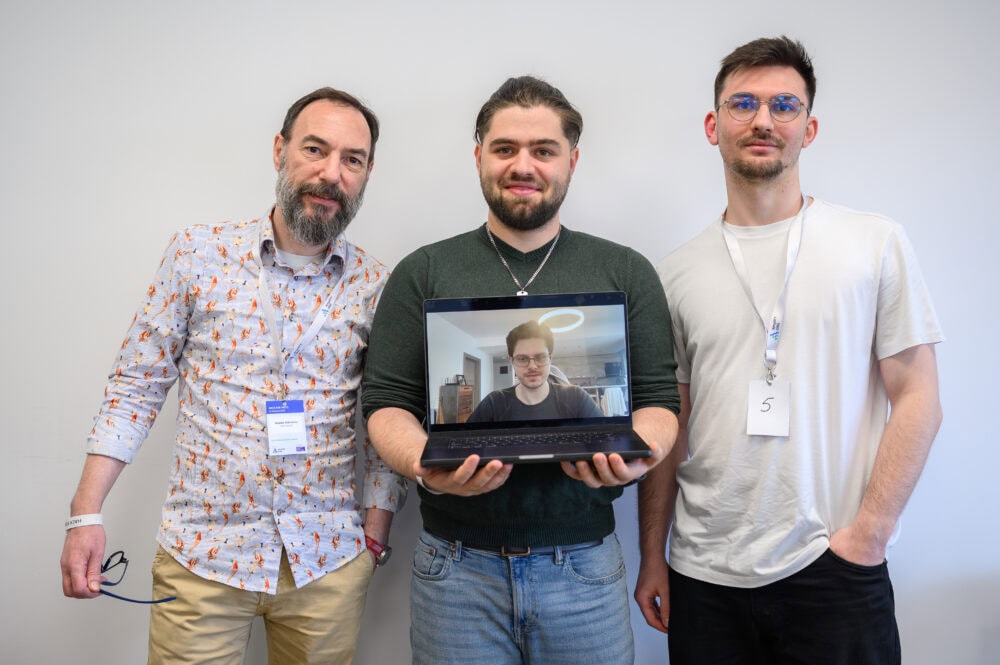 Bogdan Stăncescu(foto stânga), decanul de vârstă al hackatonului, alături de echipa sa: Robert Irimia, Bogdan Stan și Vlad Barbu.