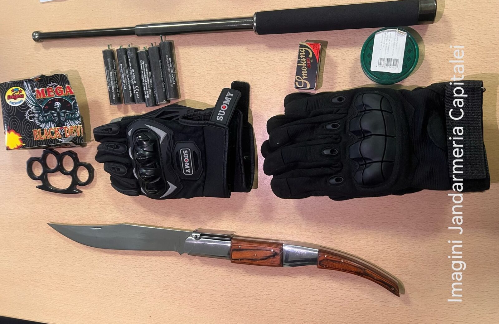 40 de suporteri ai echipei Steaua București prinși cu obiecte și substanțe interzise. Aceștia se întorceau de la Câmpulung. FOTO: Jandarmeria Română