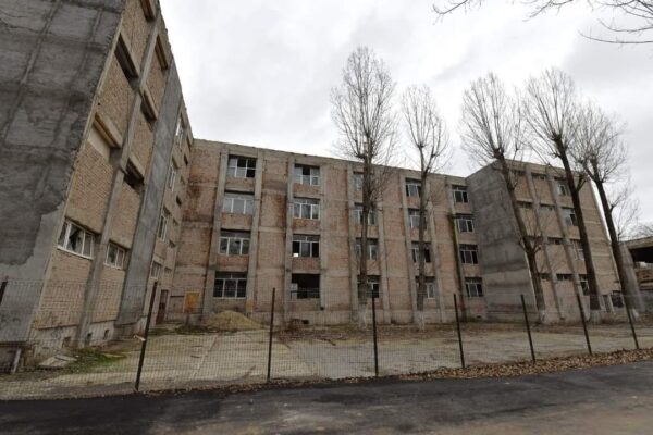 Licitaţie pentru demolarea vechilor clădiri PTTR. FOTO: FB / PS6