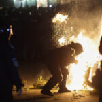 Jandarmi răniţi şi distrugeri după protestele de la BEC. FOTO: INQUAM / George Călin