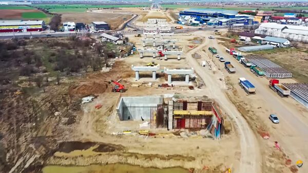 Montaj de grinzi uriaşe pe A0 Nord, lot 3. Foto: Asociaţia Pro Infrastructură
