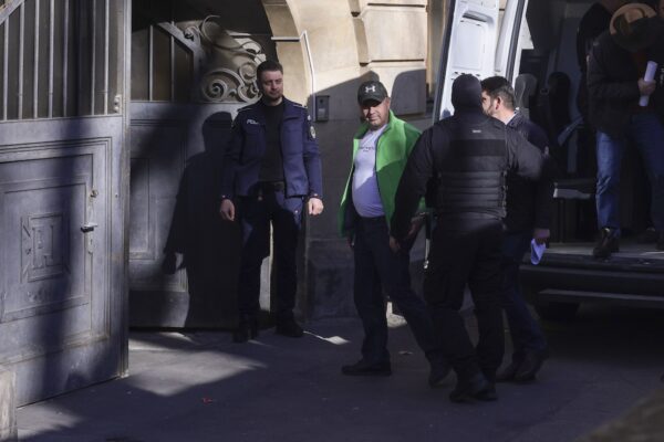 anchetați pentru trădare