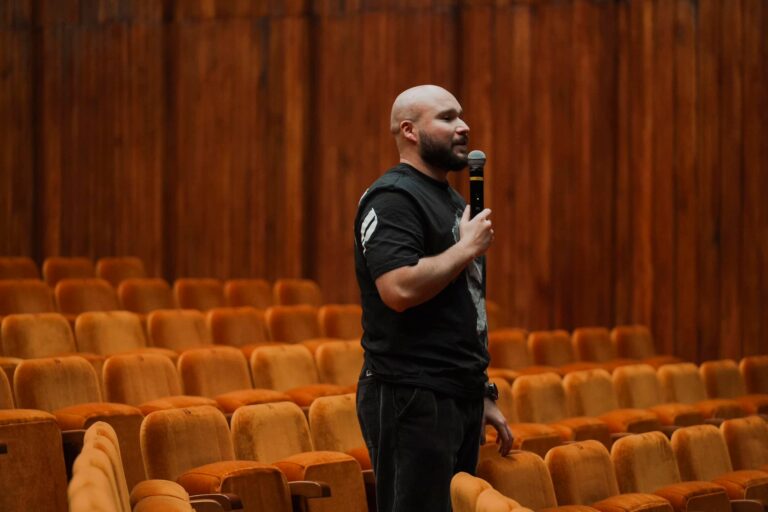 Regizorul piesei „Proorocul Ilie”, plângeri penale. Spune că a primit „ameninţări extrem de grave la adresa integrităţii” sale