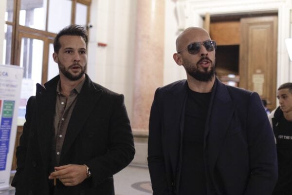 Frații Tate se întorc în România