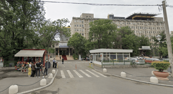 Gardul spitalului Marie Curie, renovat cu 1,7 milioane de euro. FOTO: Google Street View