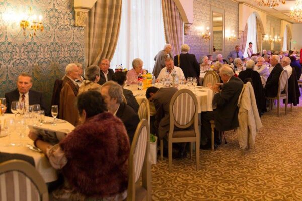 Bani şi diplome pentru cuplurile care împlinesc 25, 50, 75 de ani de căsătorie, în S2. FOTO: arhivă PS3