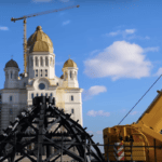 O cruce de 7 tone a fost montată pe turla principală a Catedralei Mântuirii Neamului