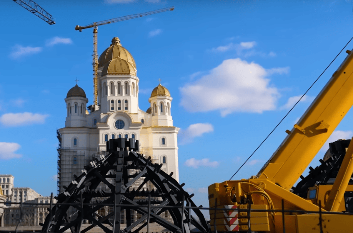 O cruce de 7 tone a fost montată pe turla principală a Catedralei Mântuirii Neamului