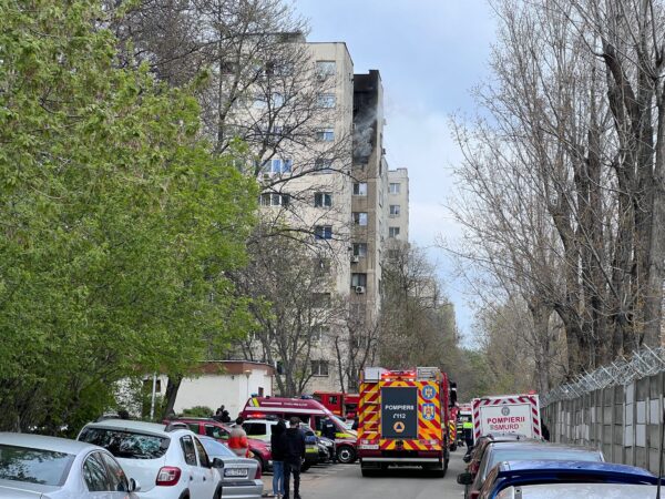 Incendiu la un bloc din Drumul Taberei. FOTO: ISU B-IF