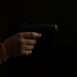 Fată amenințată cu pistolul. FOTO cu titlu ilustrativ, Anil Sharma, unsplash.com