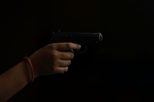 Fată amenințată cu pistolul. FOTO cu titlu ilustrativ, Anil Sharma, unsplash.com