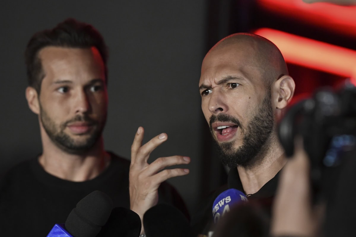 plecarea fraților Tate din țară