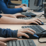 Sector 2 | Laboratoarele informatice din două unități de învățământ vor fi dotate cu tehnologii moderne. Proiectul se dezbate în Consiliul Local pe 30 aprilie. FOTO: upromania.ro