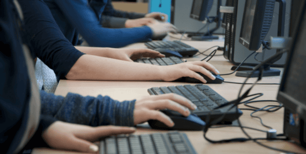 Sector 2 | Laboratoarele informatice din două unități de învățământ vor fi dotate cu tehnologii moderne. Proiectul se dezbate în Consiliul Local pe 30 aprilie. FOTO: upromania.ro