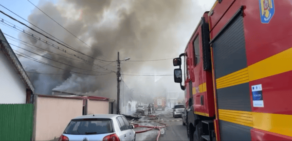 Incendiu la o casă din zona Titan. FOTO: captură clip ISU B-IF