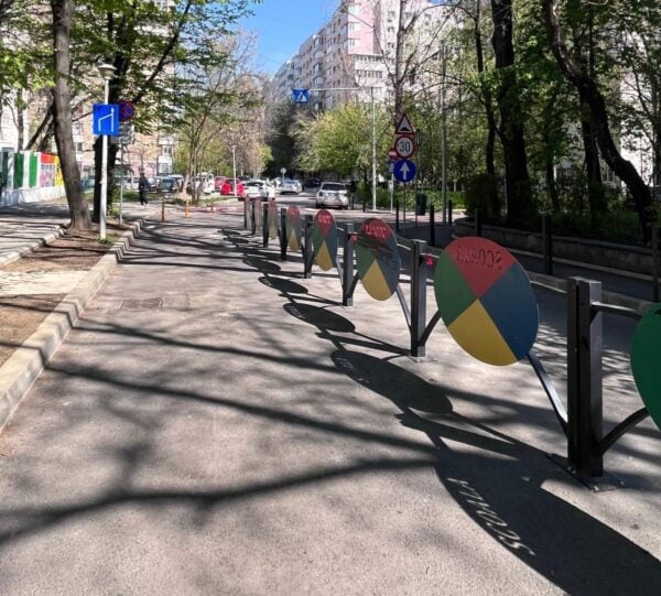 Culoar kiss and ride la şcoala Adrian Păunescu. FOTO: FB / PS6