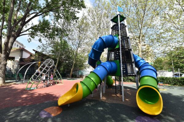 Parcul Păcii are două noi locuri de joacă. FOTO: FB / PS6