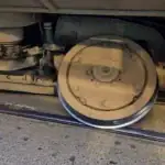 Circulaţia tramvaielor din Capitală, îngreunată de diverse obstacole: de la probleme tehnice la parcare neregulamentară . Foto: Reclamații STB (RATB) București și Ilfov/Facebook