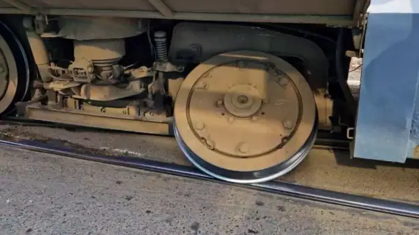 Circulaţia tramvaielor din Capitală, îngreunată de diverse obstacole: de la probleme tehnice la parcare neregulamentară . Foto: Reclamații STB (RATB) București și Ilfov/Facebook