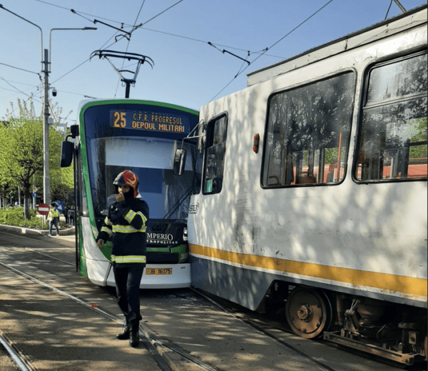 Două tramvaie s-au ciocnit la Eroii Revoluţiei. FOTO: Elena Mano