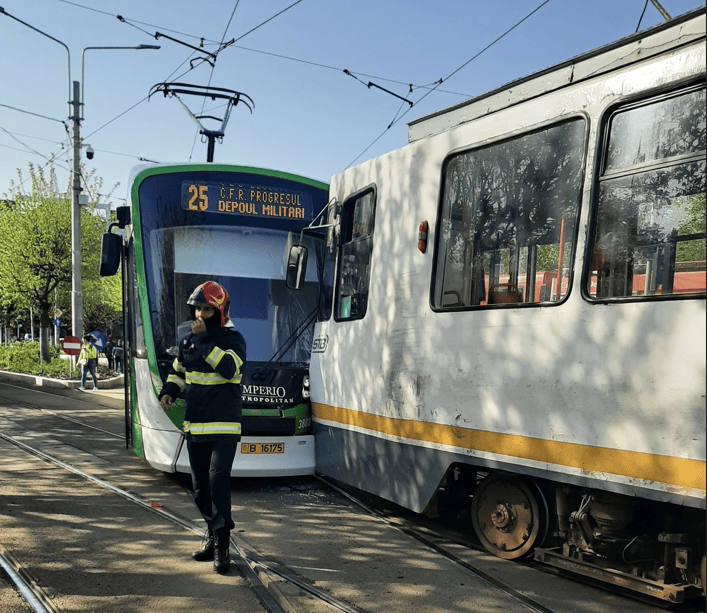 Două tramvaie s-au ciocnit la Eroii Revoluţiei. FOTO: Elena Mano