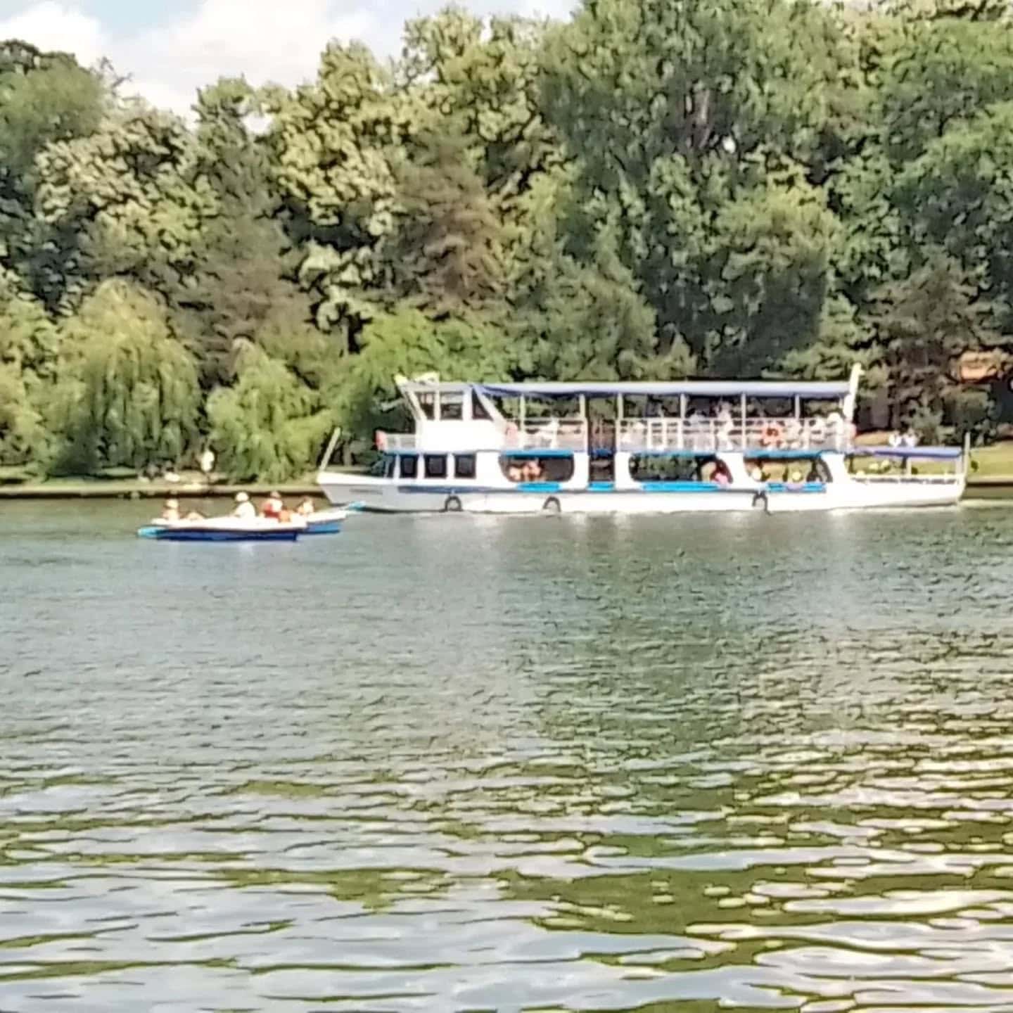 Au început plimbările cu vaporașul, barca și hidrobicicleta pe lacul Herăstrău. FOTO: ALPAB