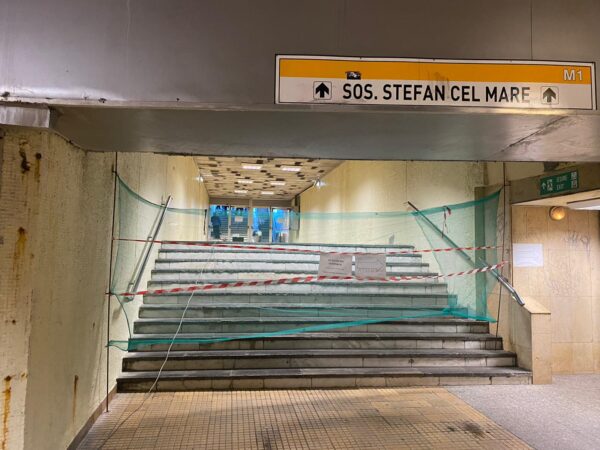 S-a închis accesul C al stației de metrou Ștefan cel Mare, de pe Magistrala 1. Se fac lucrări la treptele de acces. FOTO: puterea.ro