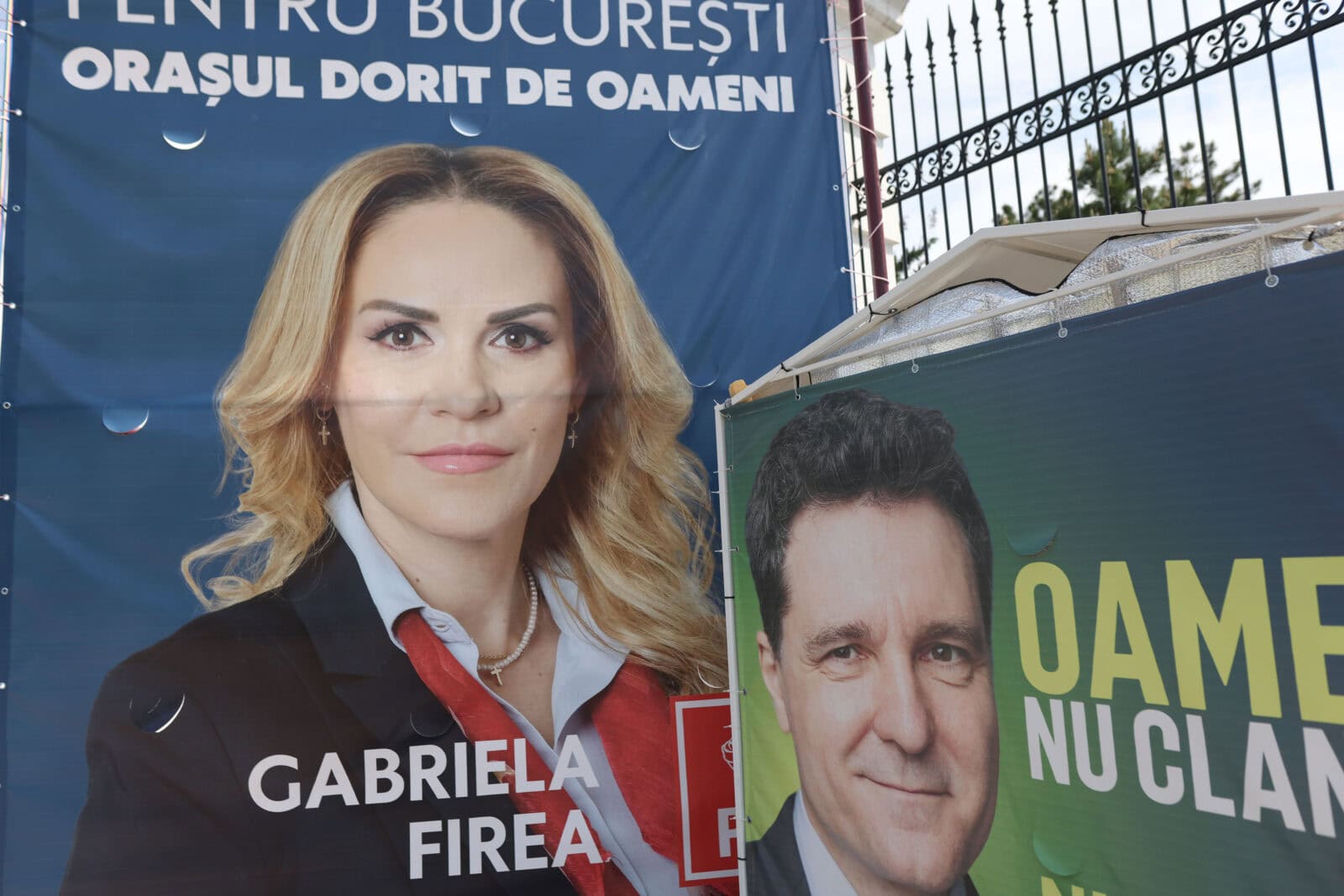 Postere electorale cu Gabriela Firea şi Nicuşor Dan. FOTO: INQUAM / George Călin