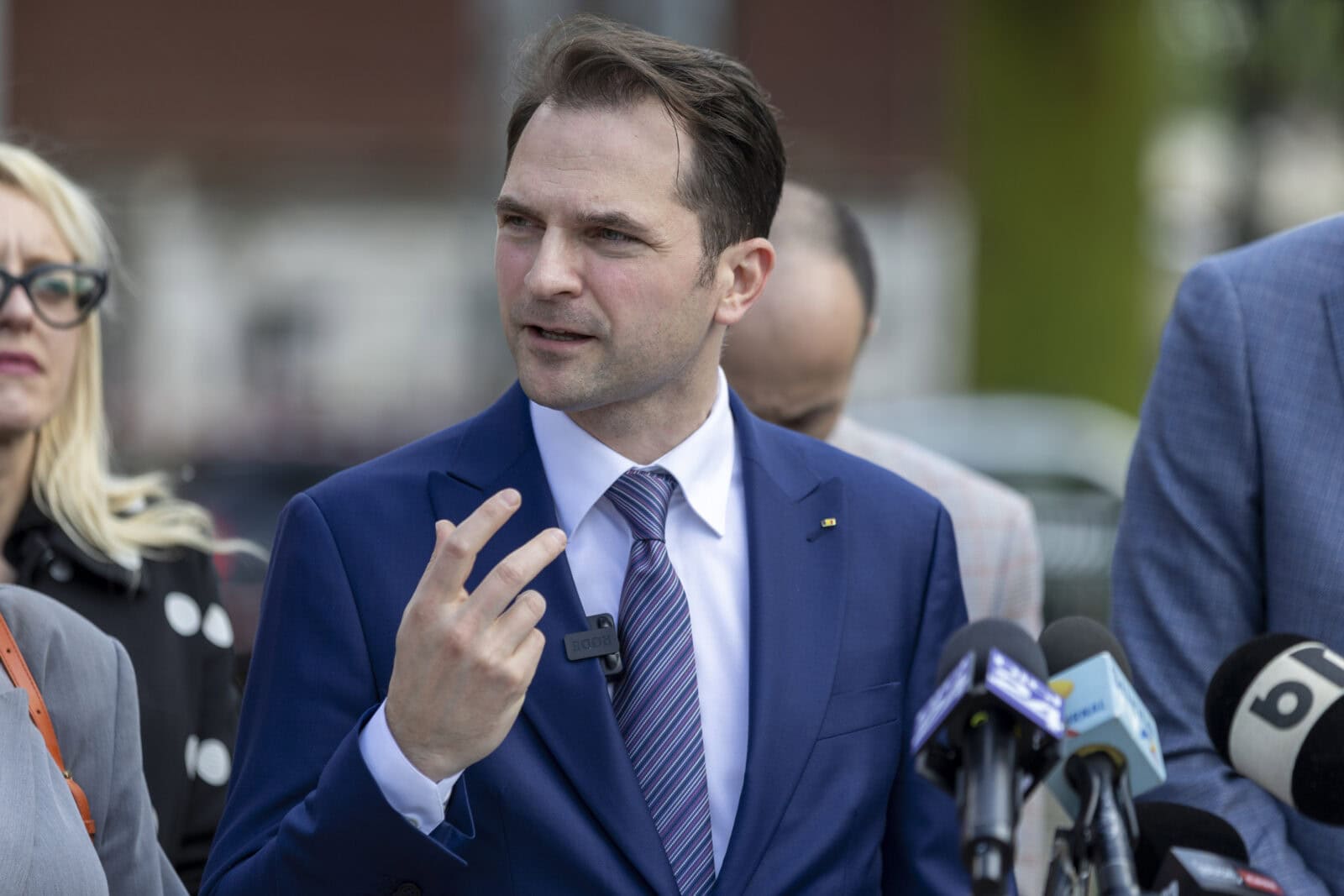 Ministrul Burduja, obligat de PNL Central să-l susțină pe Nicușor Dan