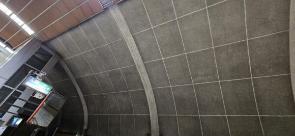 Călătorii, îngrijorați de crăpăturile apărute la stația de metrou Titan. Foto: Locuitorii cartierului Titan