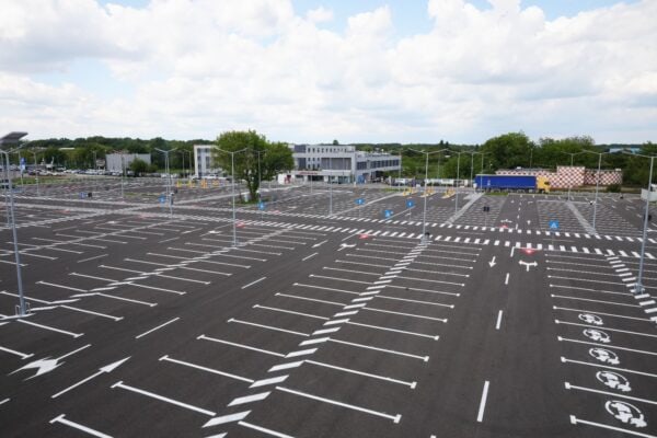 Asociaţia Pro Infrastructura critică preţul parcării recent inaugurate la Aeroportul Otopeni. Foto: CNAB