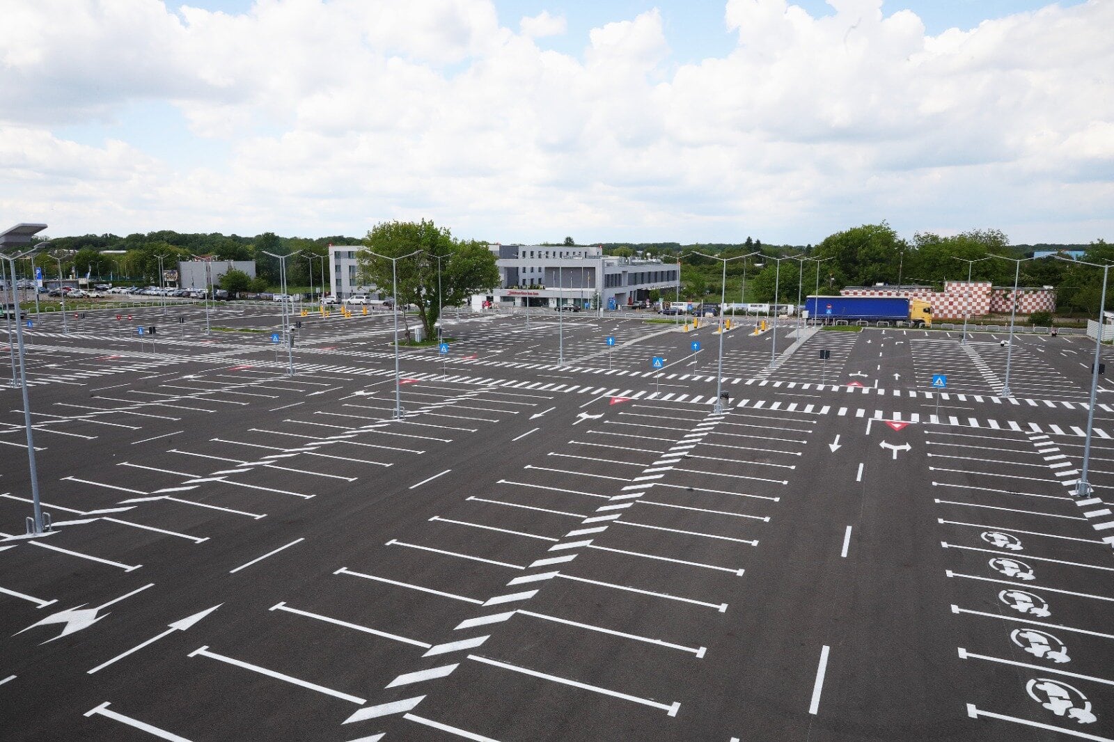 Asociaţia Pro Infrastructura critică preţul parcării recent inaugurate la Aeroportul Otopeni. Foto: CNAB