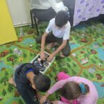 31 de refugiați palestinieni, relocați în Sectorul 2. Părinții forțați să-și lase copiii sănătoși pentru a-i însoți pe cei grav răniți în spitale. Foto: PS2