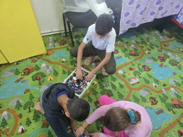 31 de refugiați palestinieni, relocați în Sectorul 2. Părinții forțați să-și lase copiii sănătoși pentru a-i însoți pe cei grav răniți în spitale. Foto: PS2