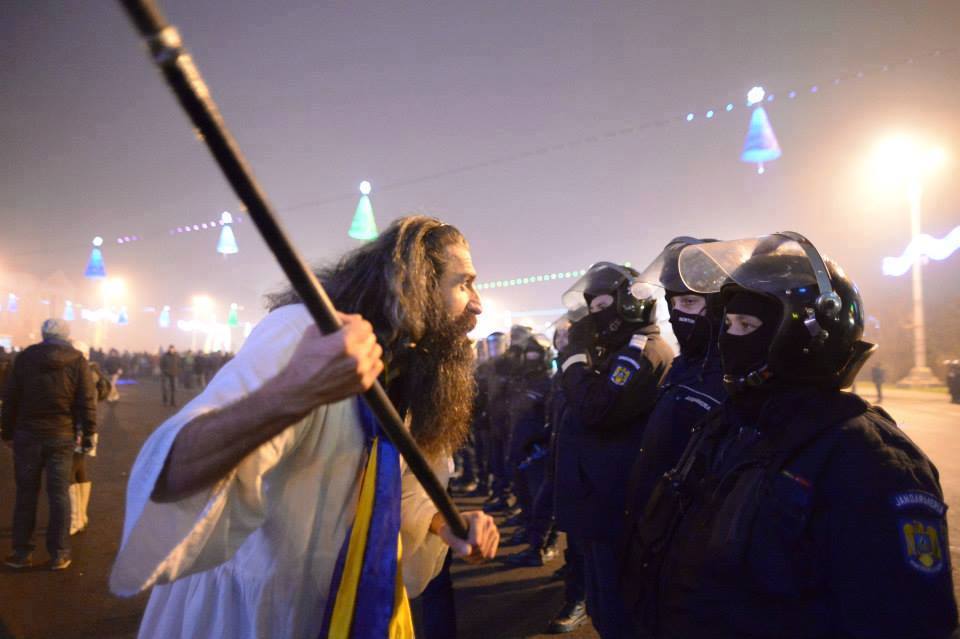 Stegarul dac la o acţiune de protest. FOTO: FB / Cezar Avrămuţă