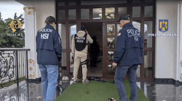 Români trimişi la cerşit şi furat în SUA. FOTO: anchetatori DIICOT şi Homeland Security Investigations