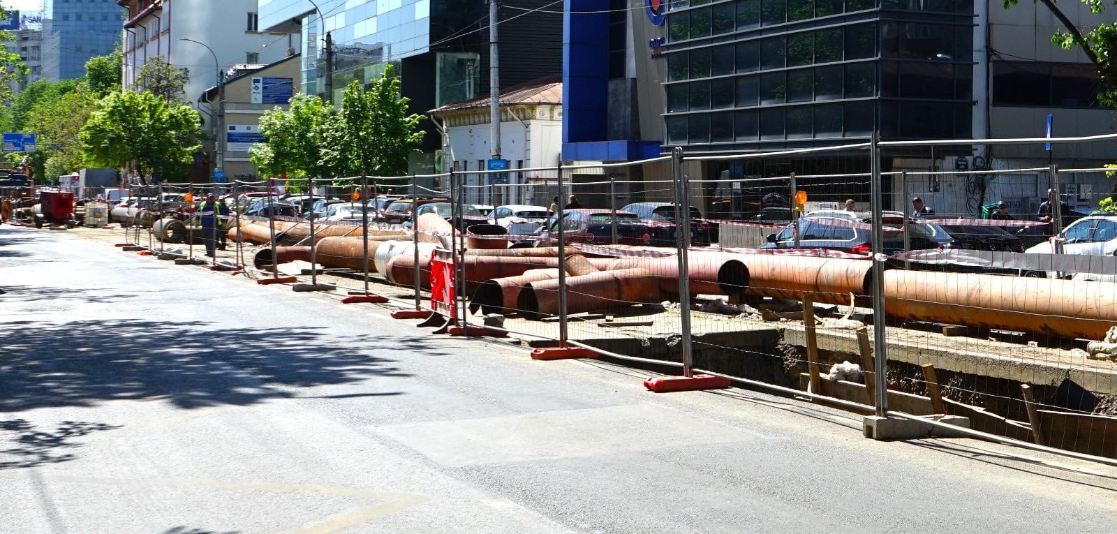 Un nou tronson de conductă, cu o vechime de peste 40 ani, a fost modernizat. Foto: PMB