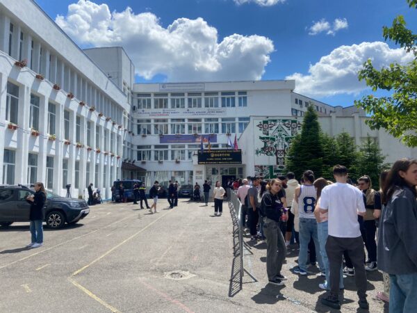 Cozi la secţiile de vot din Regie. De ce au ieșit studenții la urne. „Am votat pentru a nu ne întoarce în trecut”. Foto: Andreea Tudor