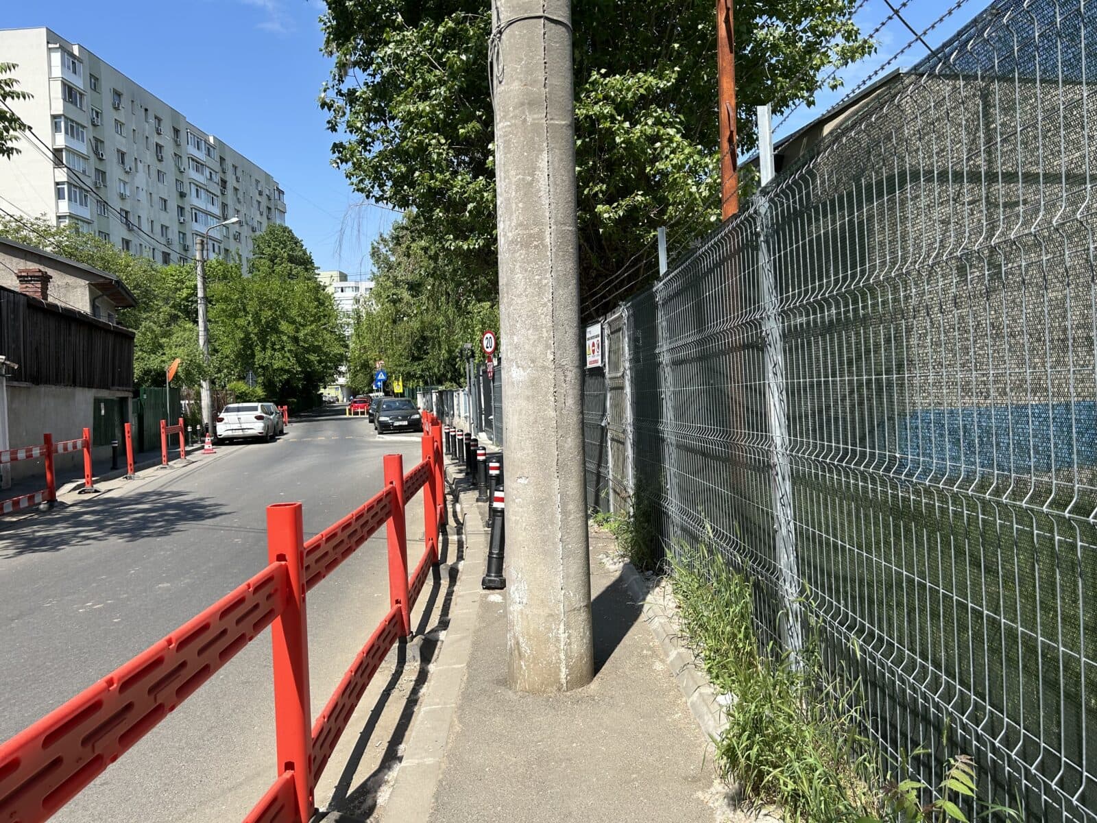 Trotuarul care îi obligă pe copii și părinți să meargă pe carosabil. Strada Herța, din Sectorul 2