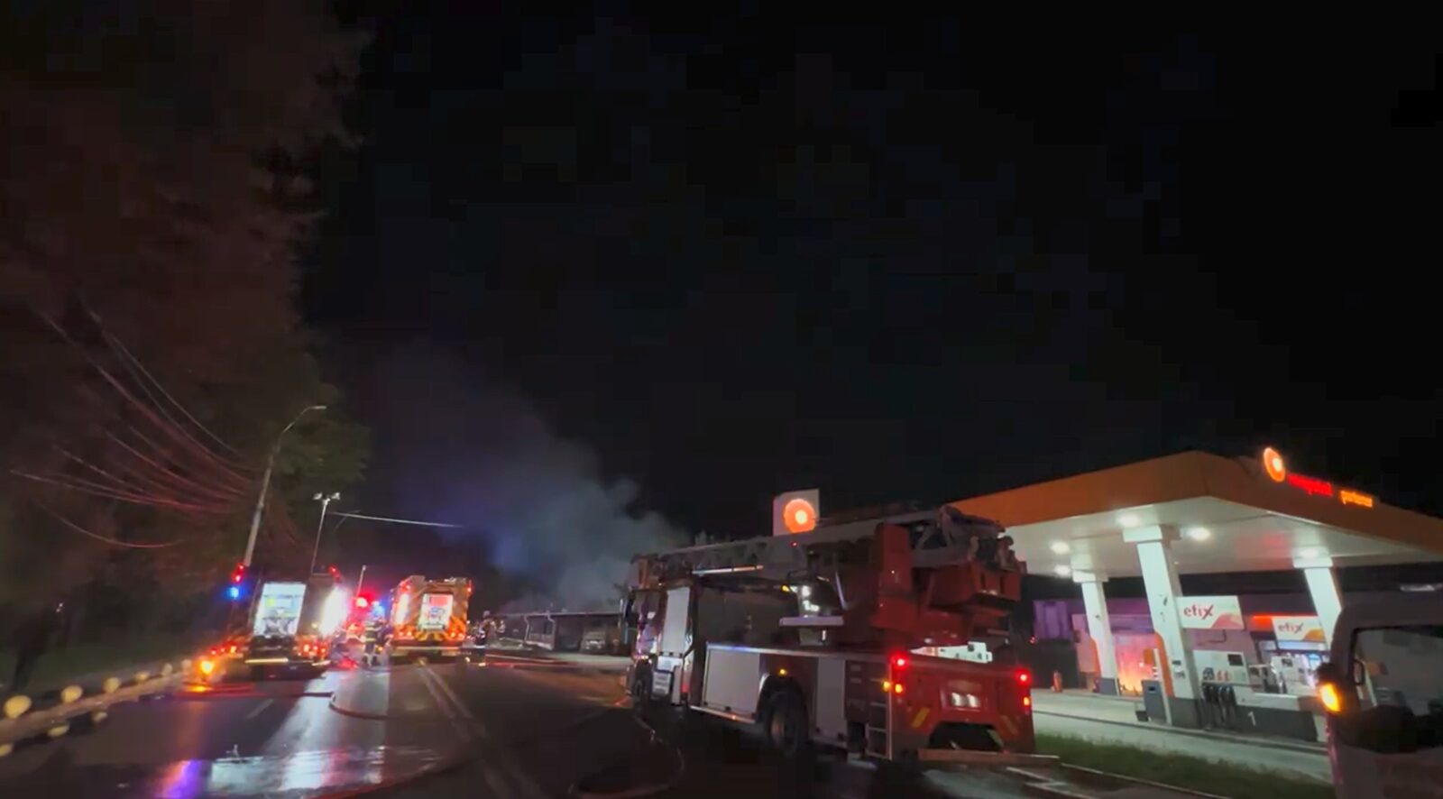 Incendiu de amploare, lângă o benzinărie de la intrarea în Voluntari