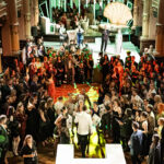 Un spectacol imersiv si interactiv Marele Gatsby va avea loc la Palatul Bragadiru, pe 18 mai. Este un eveniment în care barierele dintre spectator și actor dispar, iar invitații devin parte din poveste. FOTO: marelegatsby.ro