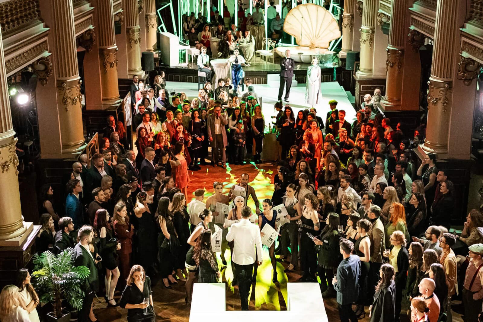 Un spectacol imersiv si interactiv Marele Gatsby va avea loc la Palatul Bragadiru, pe 18 mai. Este un eveniment în care barierele dintre spectator și actor dispar, iar invitații devin parte din poveste. FOTO: marelegatsby.ro