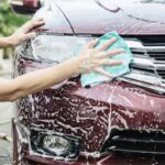 speli mașina pe stradă