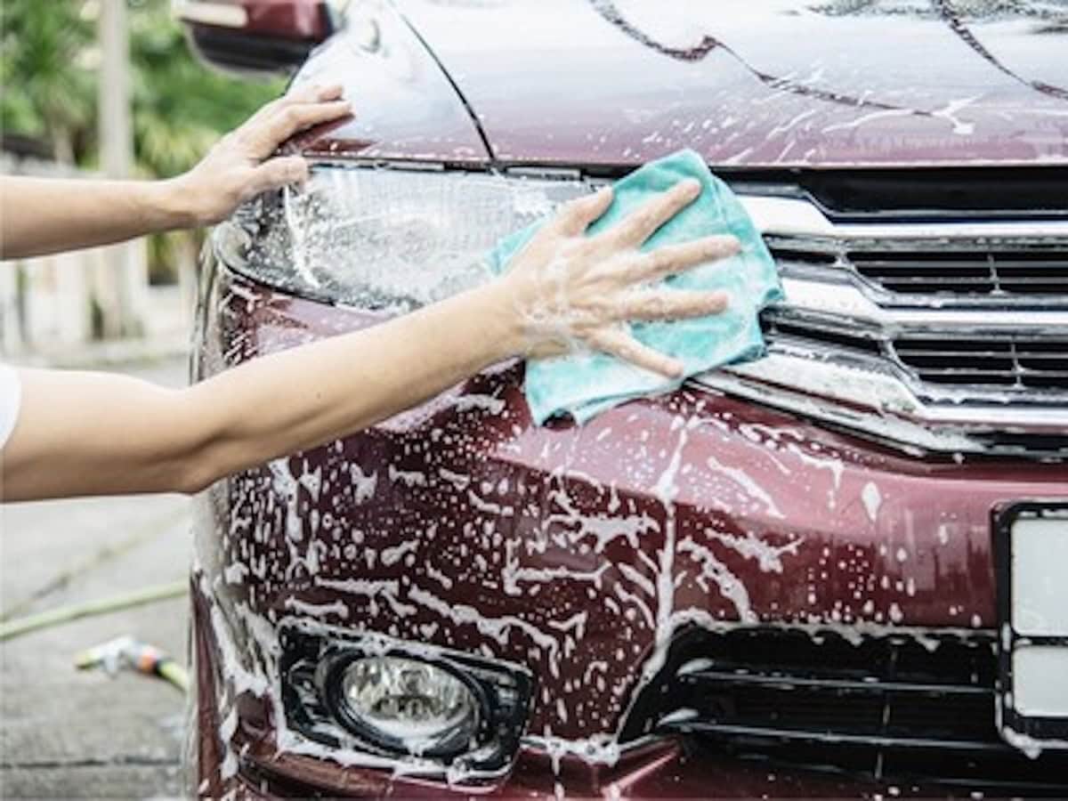 speli mașina pe stradă