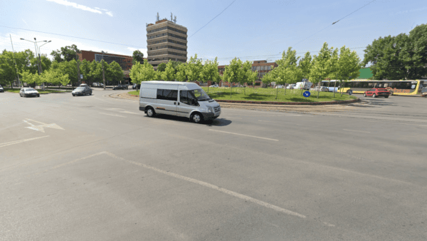 Intersecţia afectată de viitoare lucrări la pasajul pietonal de lângă Hala Laminor. FOTO: Google Street View
