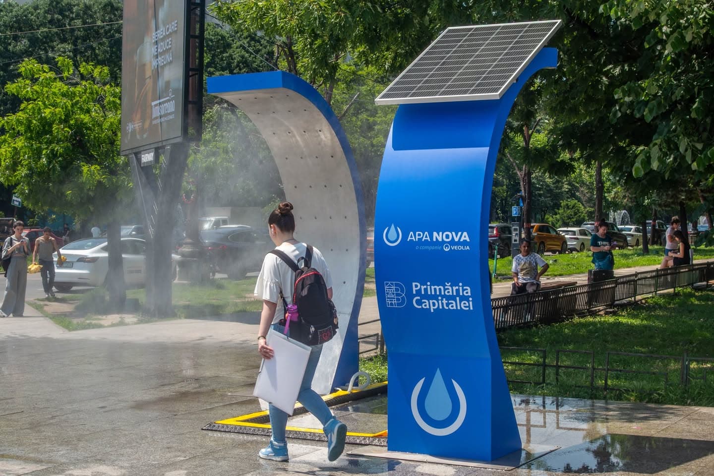 Șase instalații moderne pulverizează apă pentru răcorirea bucureștenilor, în zilele caniculare. FOTO: PMB