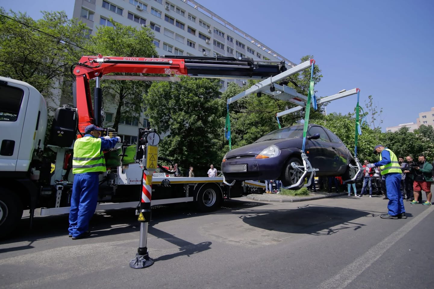 Mașinile parcate în zona stațiilor STB vor fi ridicate. FOTO: DGPLMB