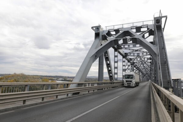 Principala rută pentru bucureșteni către Bulgaria, închisă pentru lucrări. Circulație oprită pe podul Giurgiu - Ruse. | FOTO: Inquam Photos - George Călin